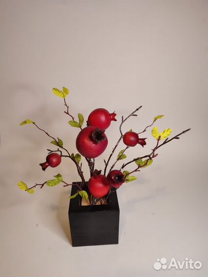 Искусственные растения в кашпо из дерева