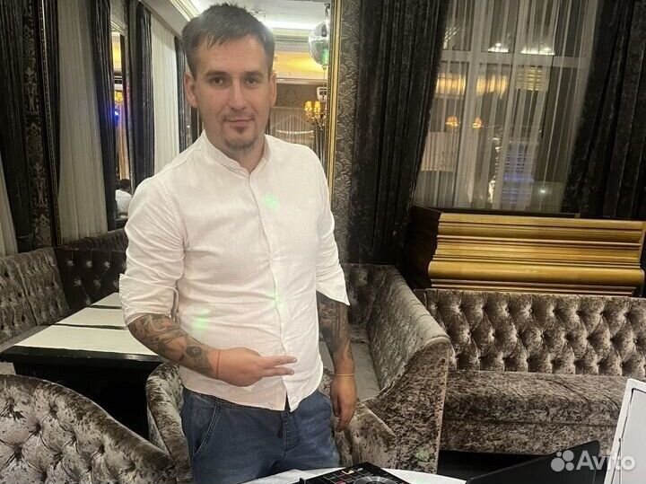 Ведущий и диджей с аппаратурой + караоке