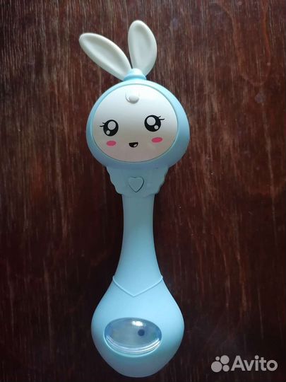 Музыкальная игрушка погремушка Зайка