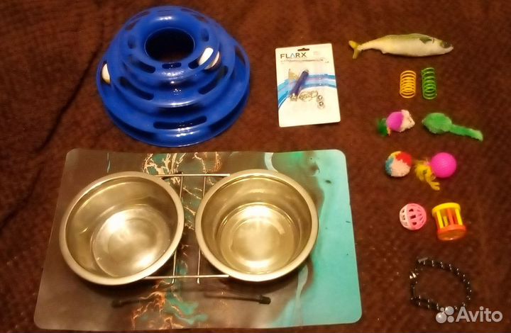 Набор для кошек (миски с ошейником и игрушками)