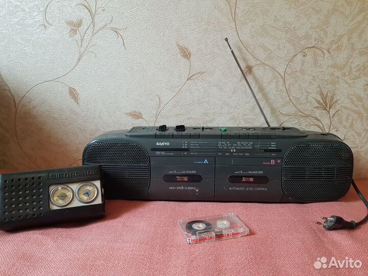 Магнитофон Sanyo, радиоприемник СССР