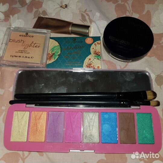 Косметика пакетом тени, хайлайтеры,пудра, кисточки