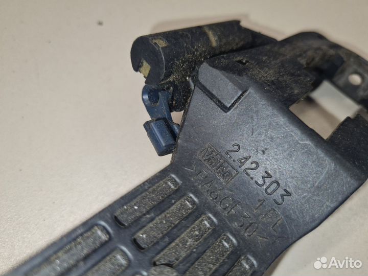 Кронштейн ручки двери передней левой Toyota Avensis T25 2003-2008