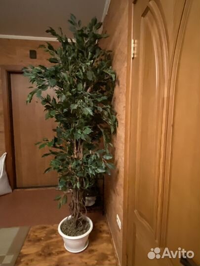 Искусственное дерево в горшке