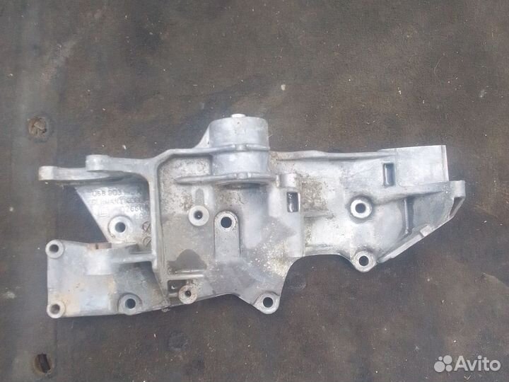 Кронштейн генератора vag 06B903143K