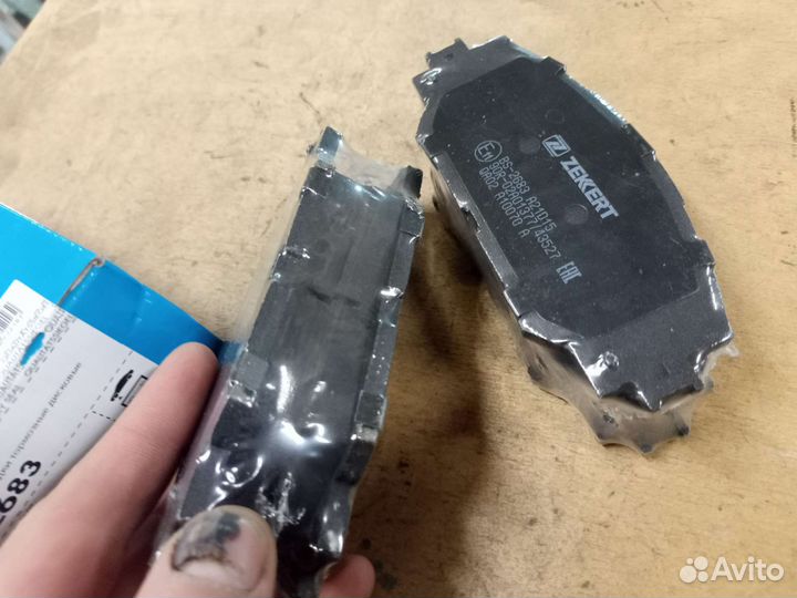 Новые тормозные передние колодки Toyota Corolla