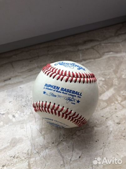 Мяч бейсбольный Ripken с автографом Рипкена