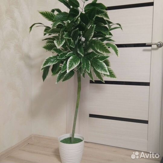 Искусственные цветы в горшках