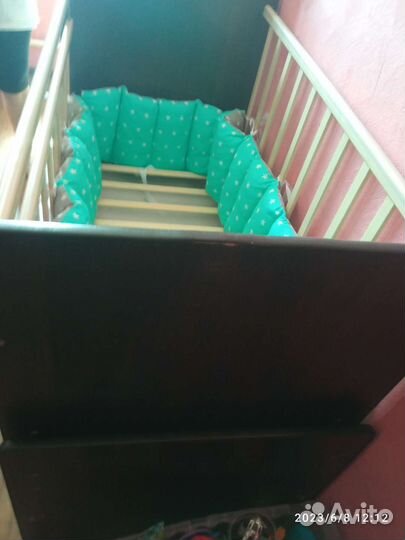 Детская кроватка с маятником и ящиком