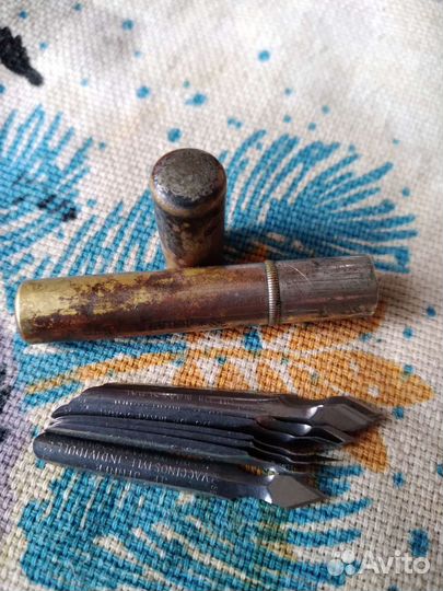 Тубус с перьями для ручки