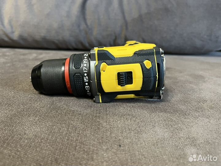 Новый маленький шуруповерт с аккумулятором