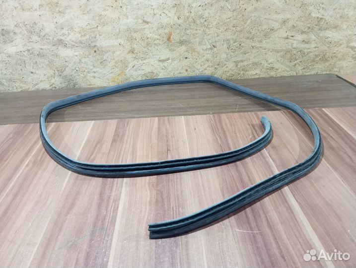 Уплотнитель проема задней правой серый Toyota land