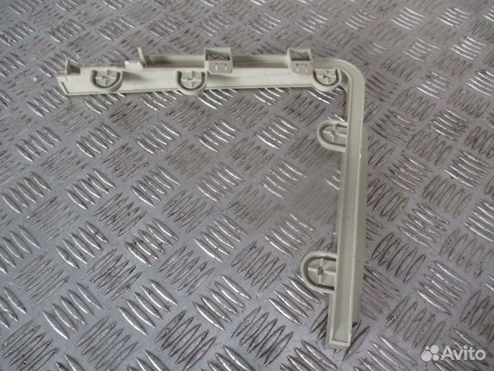 Крепление дверцы полки хранения Volvo 82267976