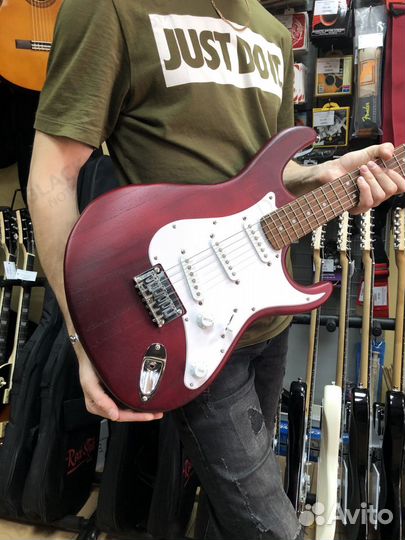 Электрогитара Cort красная новая + ремень