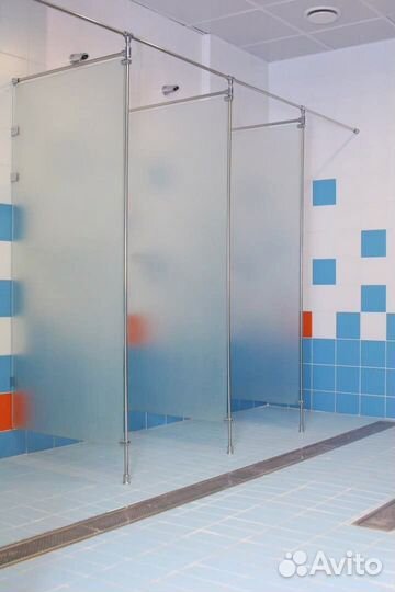 Перегородки из стекла в ванную с дизайном