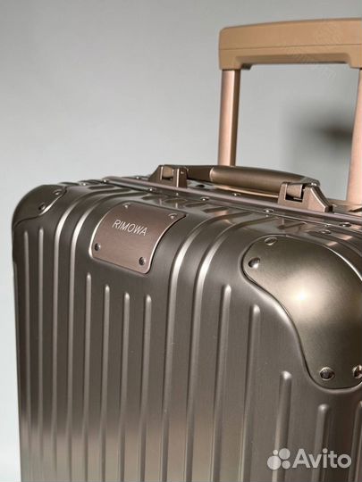 Чемодан на колесах Rimowa