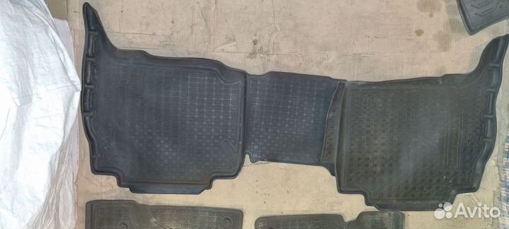Автомобильные коврики на Land Cruiser 200