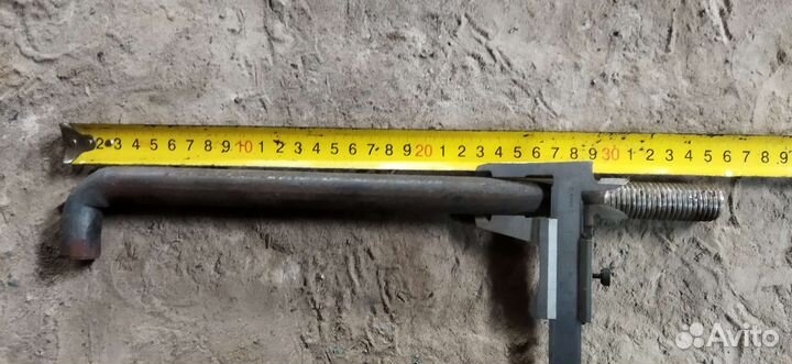 Болт анкерный