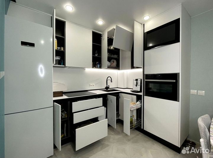 Угловая в потолок кухня на заказ