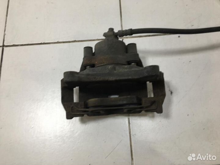 Суппорт передний правый Volkswagen Tiguan 5N1 2007