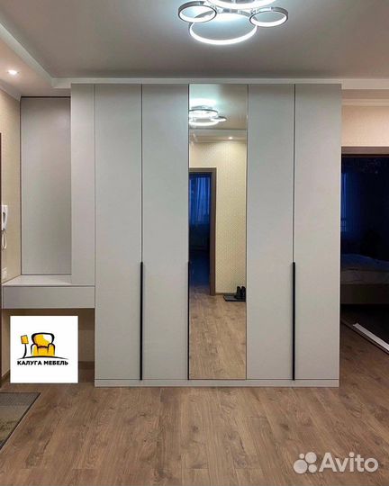 Прихожая со створчатыми дверями