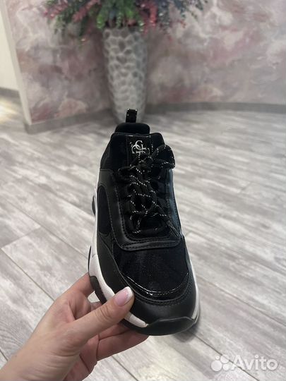 Кроссовки guess