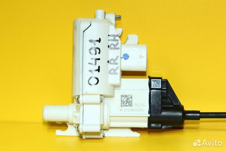 S500 W222 Доводчик двери задней правой