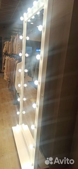 Гримерное зеркало с лампочками