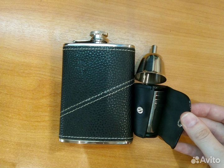 Фляжка и рюмки