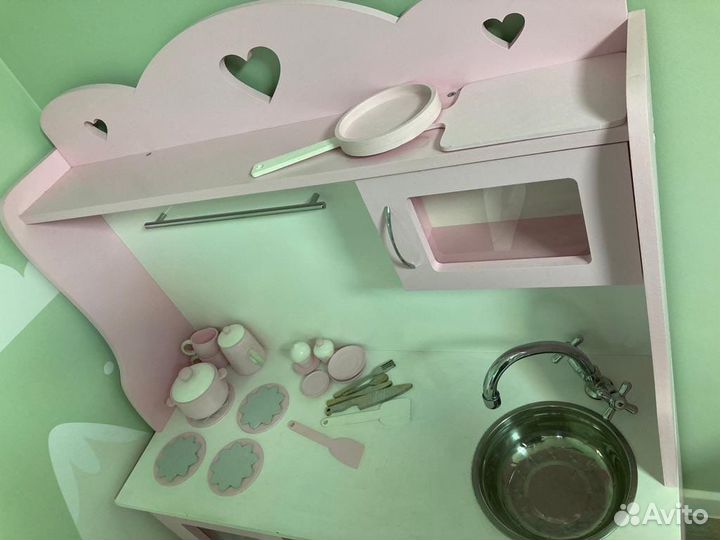 Детская деревянная кухня + посуда