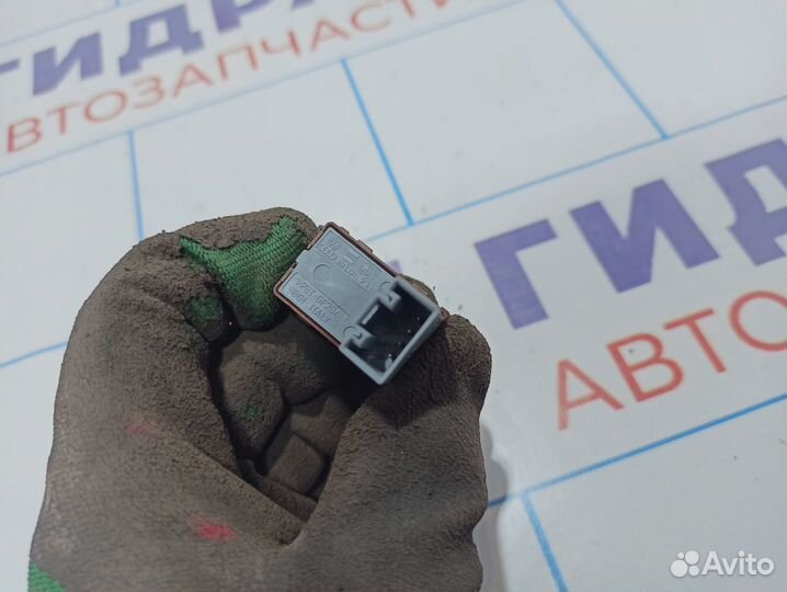 Кнопка центрального замка правая Skoda Superb (3T)