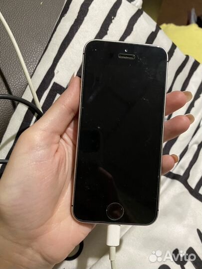 Телефон iPhone SE