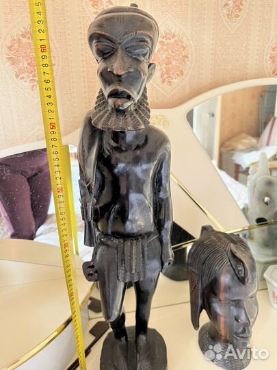 Статуя африканского мужчины из дерева