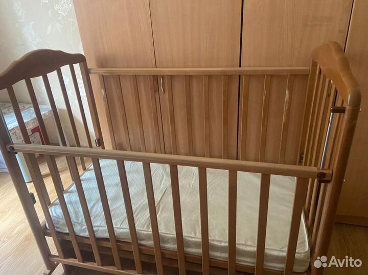 Детская кроватка с маятником и матрасом