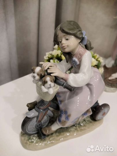Lladro статуэтка Испания, девочка на велосипеде.