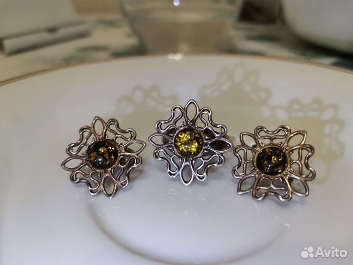Серебряный комплект с янтарем из серег и кольца
