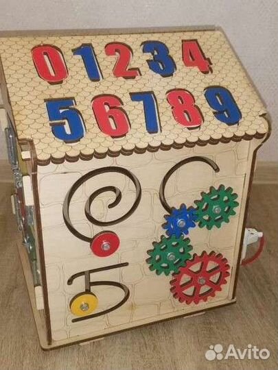 Бизиборд домик