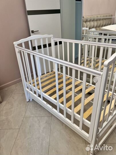 Детская кроватка с продольным маятником