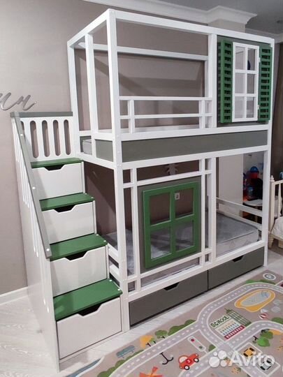 Двухъярусная кровать домик