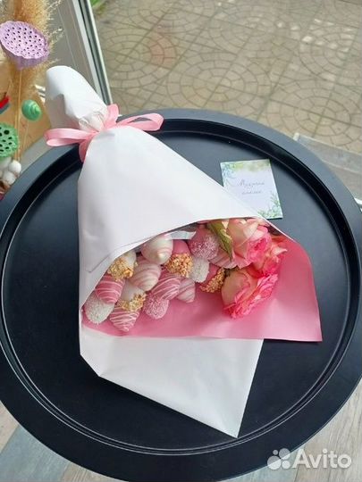 Клубника и цветы подарок для женщины Краснодар