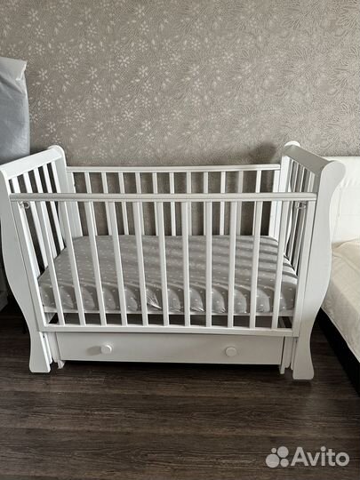 Детская кроватка с двумя маятниками и шкафом