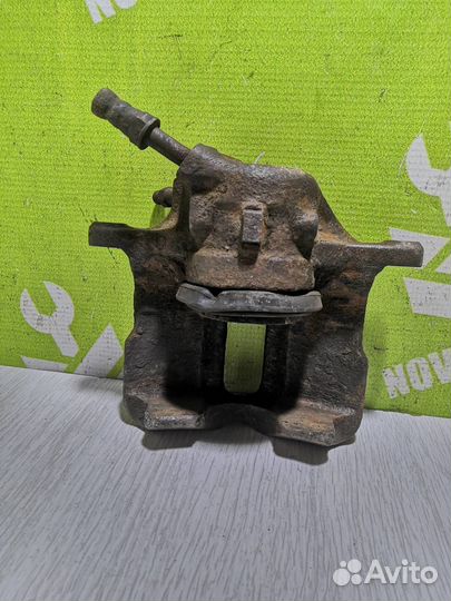 Суппорт передний левый Фольксваген Гольф 3 Венто