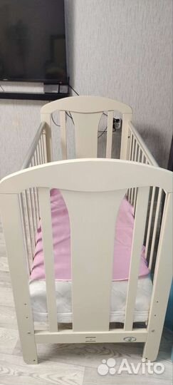 Детская кроватка с маятником