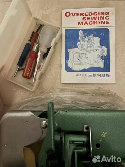 Швейная машинка оверлок трехнитка