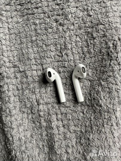 Правай и левый наушник AirPods