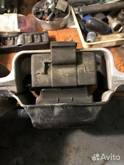 Левая подушка двигателя passat б6