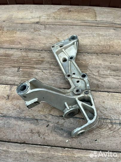 Крепление рычага подвески переднее правое Audi 3