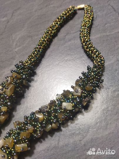 Колье из бисера с лабрадором