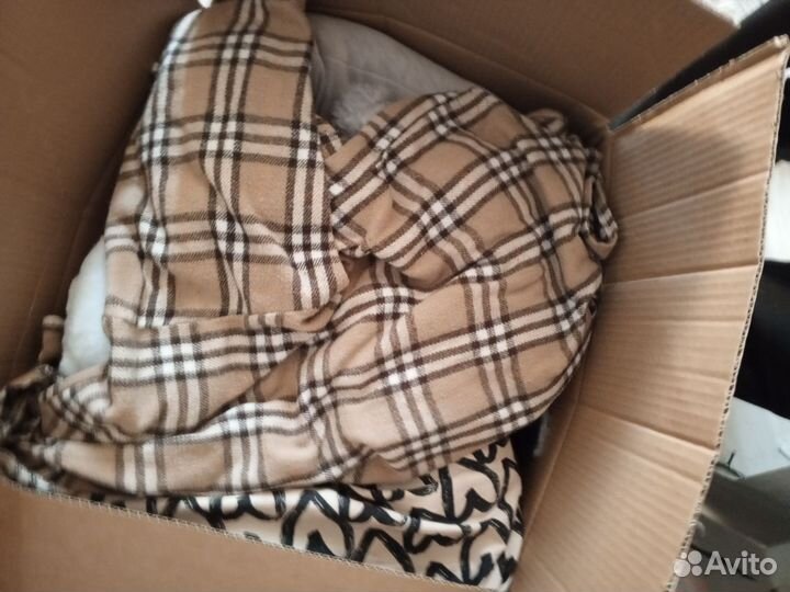 Коробка с вещами и игрушками