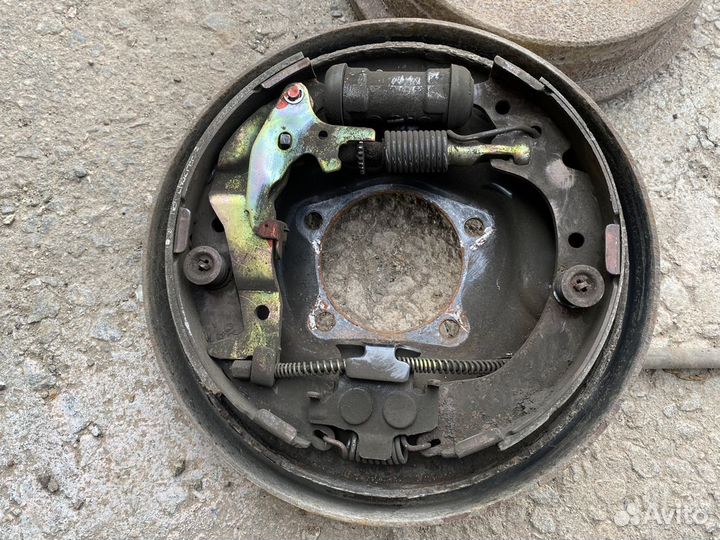 Тормозной механизм задний правый Toyota RAV4 XA20